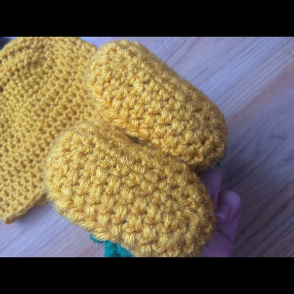HP🍍Pineapple baby hat and shoe set crochet 0-3mo - Picture 3 of 8